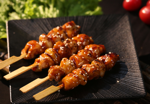 炭烤皮包胸肉蒜串