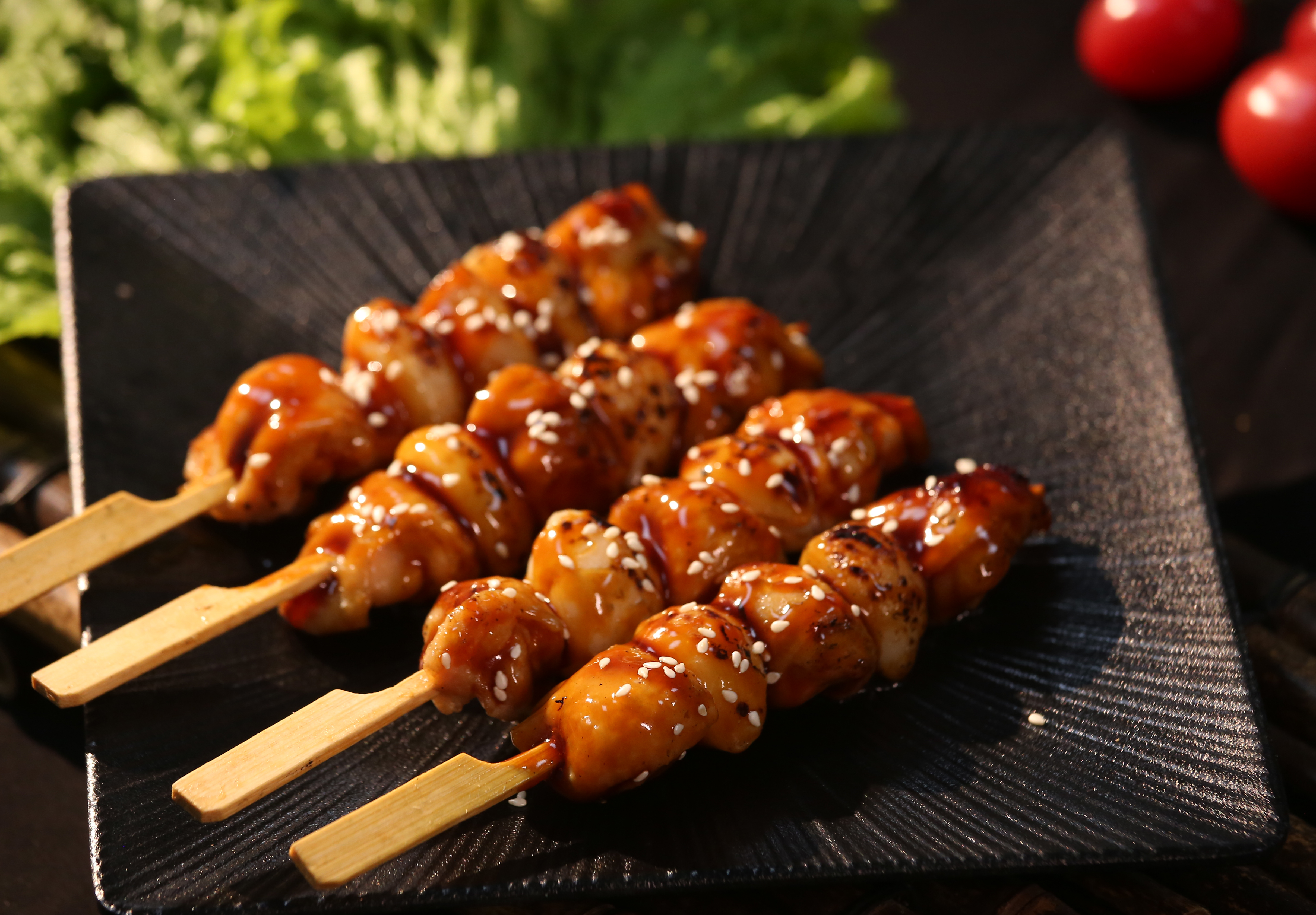 炭烤皮包胸肉蒜串